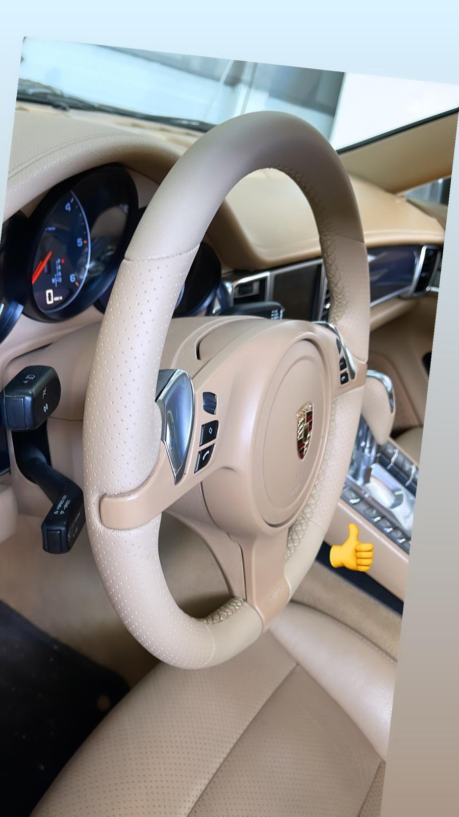 Foto de volante en interior de vehiculo