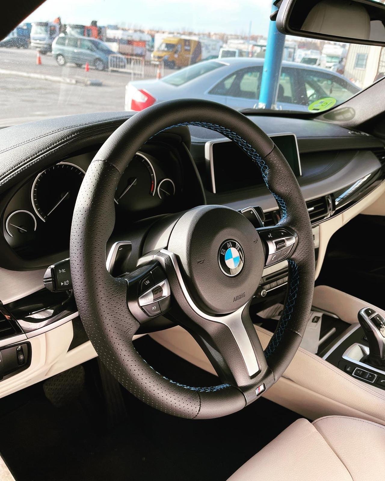 Foto de volante BMW en vehículo re tapizado